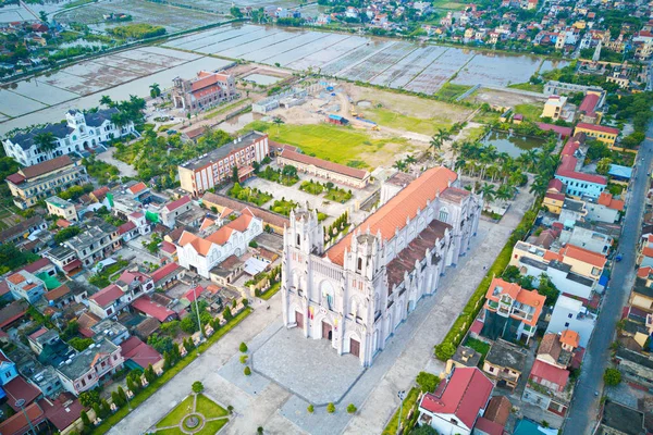 Namdinh, Vietnam - 30 Haziran 2019: Bir zamanlar Çinhindi'nin en büyük kilisesi olan Phu Nhai Katolik Kilisesi'nin havadan görünümü yüzlerce yıl önce.