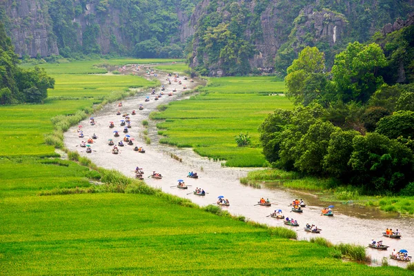 Tam Coc Ninh Binh Vietnam Apr 2017 Tourists Travelled Stream — Stock Photo, Image