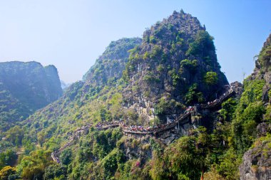 Trang an, Ninhbinh, Vietnam-Mar. 4, 2018: tapınaklar antik çağlardan beri inşa edildi dağlar tırmanma turistler