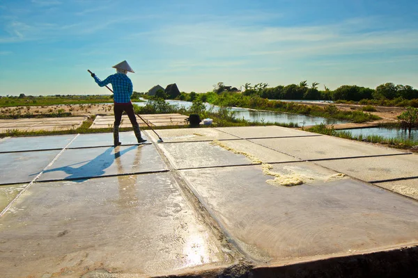 Namdinh Vietnam Juni 2019 Lokal Bonde Som Arbetar Salt Fält — Stockfoto