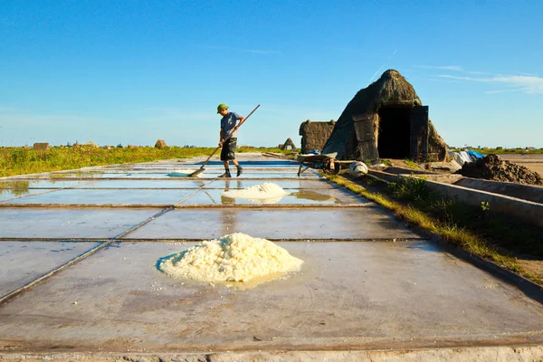 Намдинх Вьетнам Июня 2019 Года Местный Фермер Работающий Соляных Полях — стоковое фото