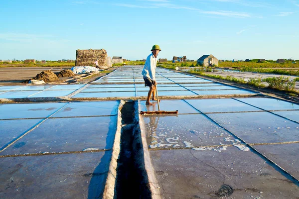 Namdinh Vietnam Juni 2019 Lokal Bonde Som Arbetar Salt Fält — Stockfoto