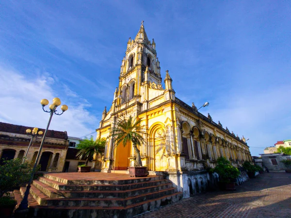 越南纳丁 2019年7月28日 宝达普村内一座古老天主教教堂的风景 这是一个非常著名的手工艺品和天主教教堂的位置 — 图库照片