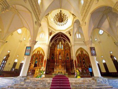 Namdinh, Vietnam - 28 Temmuz 2019: Bao Dap köyü içinde yenilenmiş bir Katolik kilisesinin içi. Bu çok el sanatları ve Katolik kiliseleri için ünlü bir yerdir.