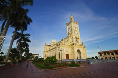 Namdinh, Vietnam - 28 Temmuz 2019: Bao Dap köyündeki eski bir Katolik kilisesinin manzarası. Bu çok el sanatları ve Katolik kiliseleri için ünlü bir yerdir.