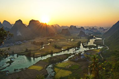 Cao Bang, Vietnam 'daki Ngoc Con dağlık bölgesinin güzel bir manzarası..