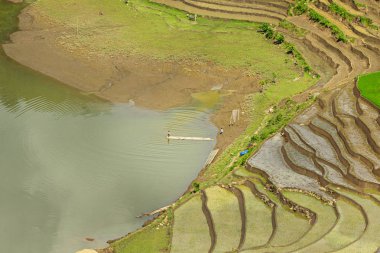 Y Ty, Lao Cai, Vietnam 'da su mevsiminde (Mayıs' tan Haziran 'a kadar) büyük pirinç teraslarının hava görüntüsü)