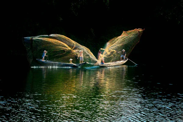 Hue City Vietnam June 2020 Unidentified Fishermen Casting Fishing Nets — Stock Photo, Image