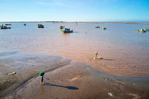 Giaothuy Namdinh Vietnam 2020年8月9日 船員から魚を運ぶ女性 — ストック写真