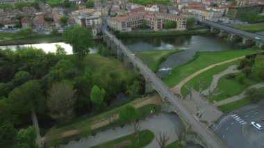 Eski bir kalesi ve Carcassonne Şatosu 9 ile Orta Çağ Avrupa şehrine bakan uçuş