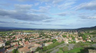 Ortaçağ Avrupa şehrine bakan eski bir kale ve Carcassonne Kalesi 10 'a bakan uçuş.