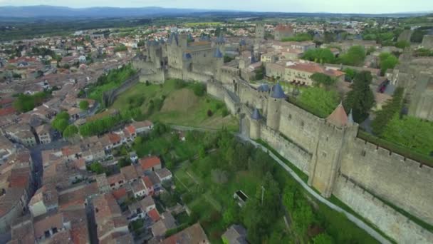 Volo che domina la città medievale europea con un'antica fortezza e castello di Carcassonne 5 — Video Stock