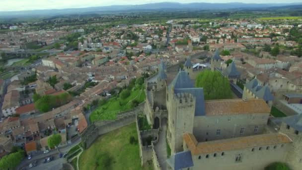Політ з видом на середньовічне європейське місто з древньою фортецею і замком Каркассон 13 — стокове відео