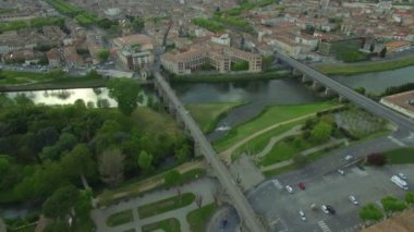Eski bir kalesi ve Carcassonne kalesi olan ortaçağ Avrupa şehrine bakan uçuş