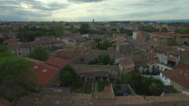Eski bir kalesi ve Carcassonne şatosu 12 olan ortaçağ Avrupa şehrine bakan uçuş