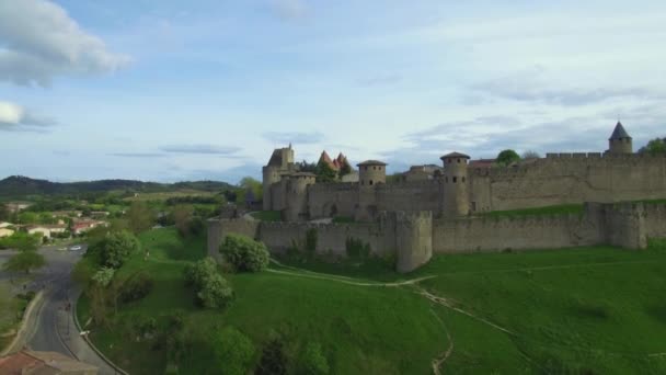 고대 요새와 카르카손 성을 갖춘 중세 유럽의 도시를 굽어 보고 있는 비행기 1 — 비디오