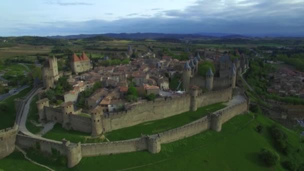 Vlucht met uitzicht op de middeleeuwse Europese stad met een oude vesting en kasteel Carcassonne 4 — Stockvideo