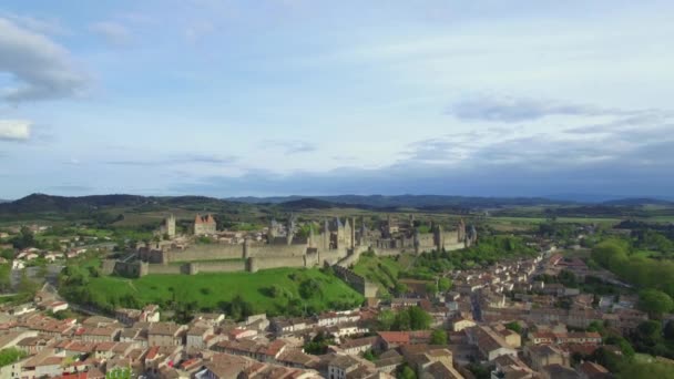 Flug mit Blick auf die mittelalterliche europäische Stadt mit einer alten Festung und der Burg von Carcassonne 2 — Stockvideo