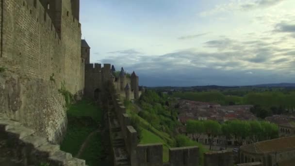 Flyg med utsikt över den medeltida europeiska staden med en gammal fästning och Carcassonne slott 3 — Stockvideo