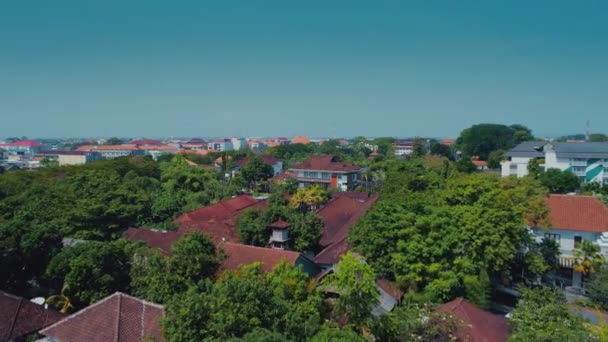 Volo che domina la città di Bali sull'Oceano Indiano 2 — Video Stock