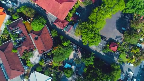 Vuelo con vistas a la ciudad de Bali en el Océano Índico 58 — Vídeo de stock