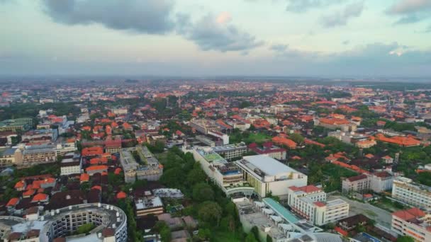 Volo che domina la città di Bali sull'Oceano Indiano 77 — Video Stock