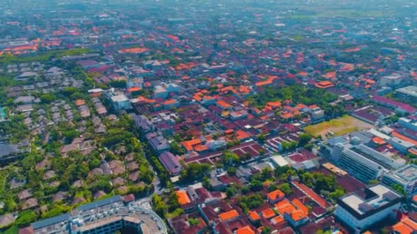 Volo che domina la città di Bali sull'Oceano Indiano 87 — Video Stock