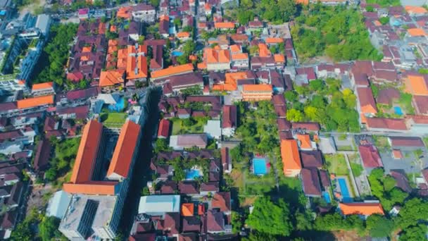 Volo con vista sulla città di Bali sull'Oceano Indiano 67 — Video Stock