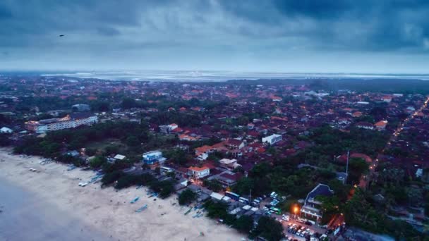 Volo con vista sulla città di Bali sull'Oceano Indiano 38 — Video Stock