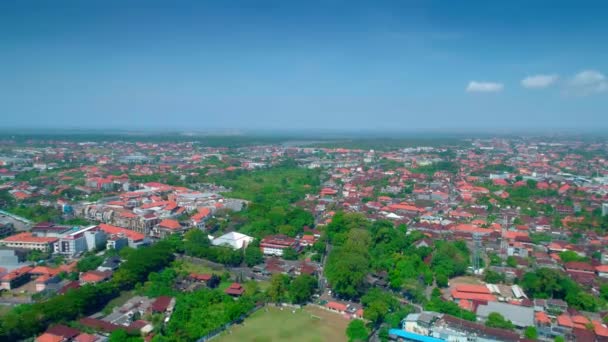 Volo che domina la città di Bali sull'Oceano Indiano 53 — Video Stock