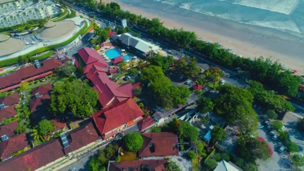 Vuelo con vistas a la ciudad de Bali en el Océano Índico 82 — Vídeo de stock