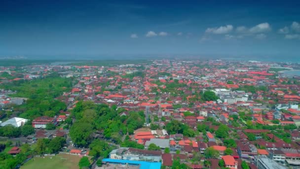 Volo che domina la città di Bali sull'Oceano Indiano 49 — Video Stock