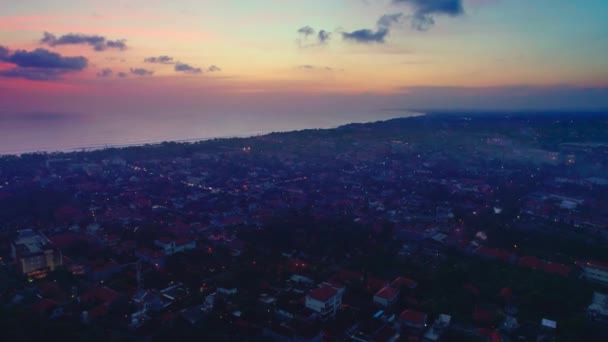 Volo che domina la città di Bali sull'Oceano Indiano 16 — Video Stock