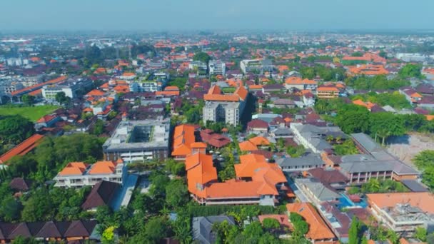 Flyg med utsikt över staden Bali på Indiska oceanen 47 — Stockvideo
