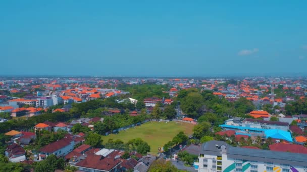 Vuelo con vistas a la ciudad de Bali en el Océano Índico 62 — Vídeo de stock