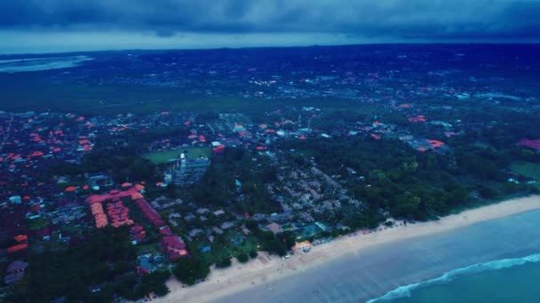 Vuelo con vistas a la ciudad de Bali en el Océano Índico 23 — Vídeo de stock