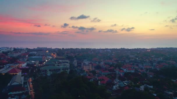 Volo che domina la città di Bali sull'Oceano Indiano 1 — Video Stock