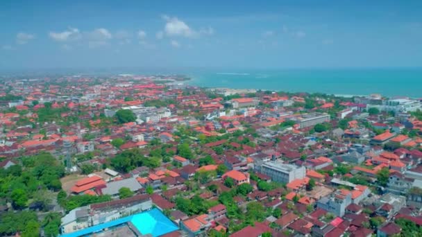 Volo che domina la città di Bali sull'Oceano Indiano 81 — Video Stock