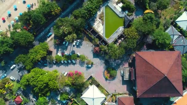 Vuelo con vistas a la ciudad de Bali en el Océano Índico 61 — Vídeo de stock