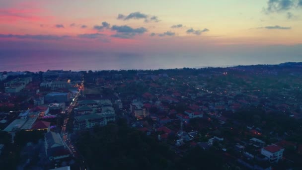 Volo che domina la città di Bali sull'Oceano Indiano 7 — Video Stock