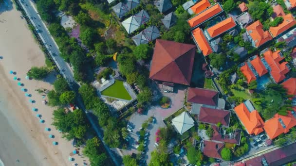 Vuelo con vistas a la ciudad de Bali en el Océano Índico 64 — Vídeo de stock