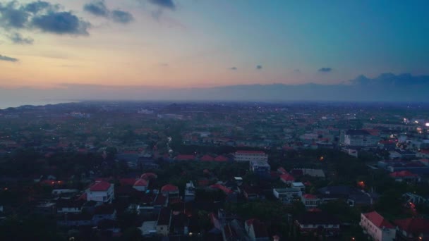 Volo che domina la città di Bali sull'Oceano Indiano 84 — Video Stock