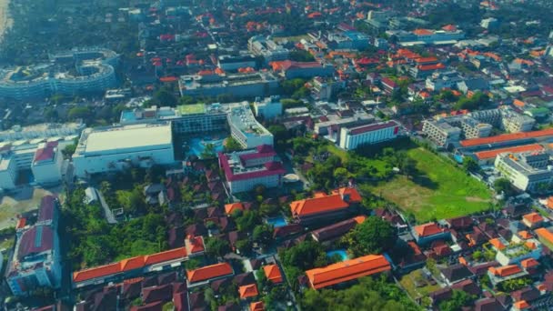 Volo con vista sulla città di Bali sull'Oceano Indiano 69 — Video Stock