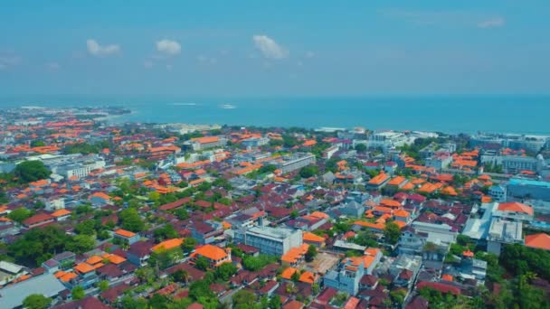 Volo che domina la città di Bali sull'Oceano Indiano 88 — Video Stock