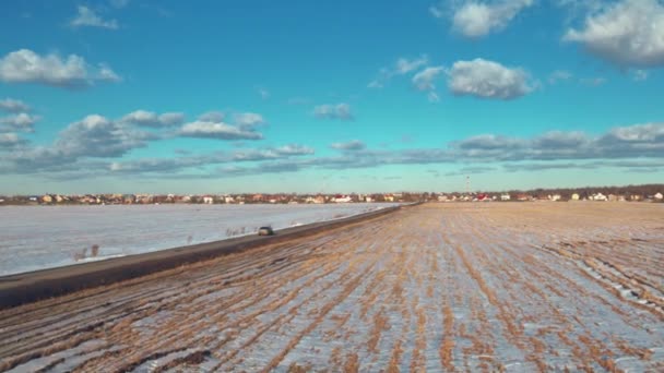 Vlucht over wintervelden en bossen in de buitenwijken van St. Petersburg 26 — Stockvideo