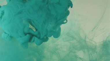 Stüdyo 14 'te boya sıvıları su altında çekiliyor.