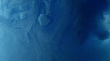 Stüdyo 19 'da boya sıvıları su altında çekiliyor.