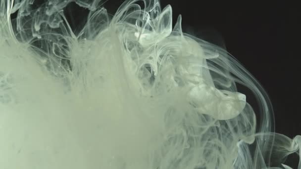 Fluidos de pintura disparan bajo el agua en el estudio 22 — Vídeos de Stock