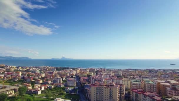 Napoli üzerinden deniz kıyısına ve yanardağın eteklerine doğru uçun. — Stok video