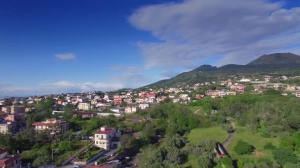 Napoli üzerinden deniz kıyısına ve volkan 5 'in eteklerine doğru uçun. — Stok video